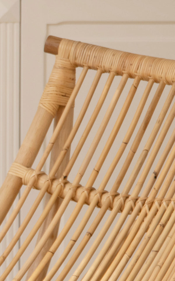 Dette er et nærbillede af Michelangelo Daybed i natural rattan. Detalje af de glatte buede rattanstænger og flettet binding ved samlingerne.