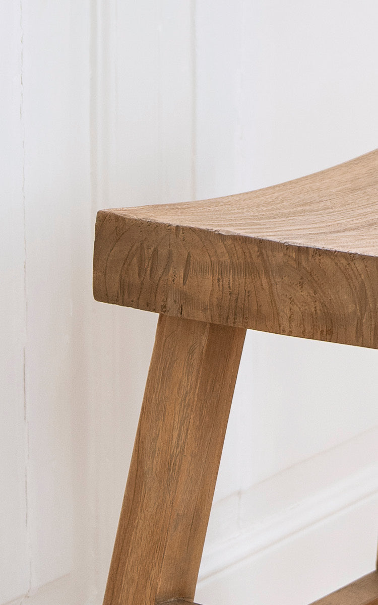 Dette er et nærbillede af Charles Skammel i teak indoor.