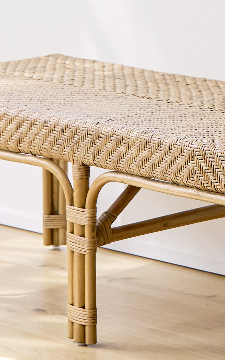Dette er et nærbillede af Luis Bænk i antique rattan. Det sildebensvævede sæde og de håndbundne rattansamlinger viser håndværket.