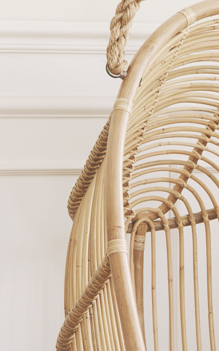 Dette er et nærbillede af Renoir Hængestol i natural rattan. Detalje af det naturlige rattanstel med radiære eger og rebophæng.