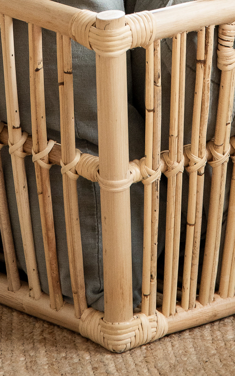 Dette er et nærbillede af Marche Kurv i natural rattan. Lodrette rattanstænger med omviklede samlinger og åben latkonstruktion.