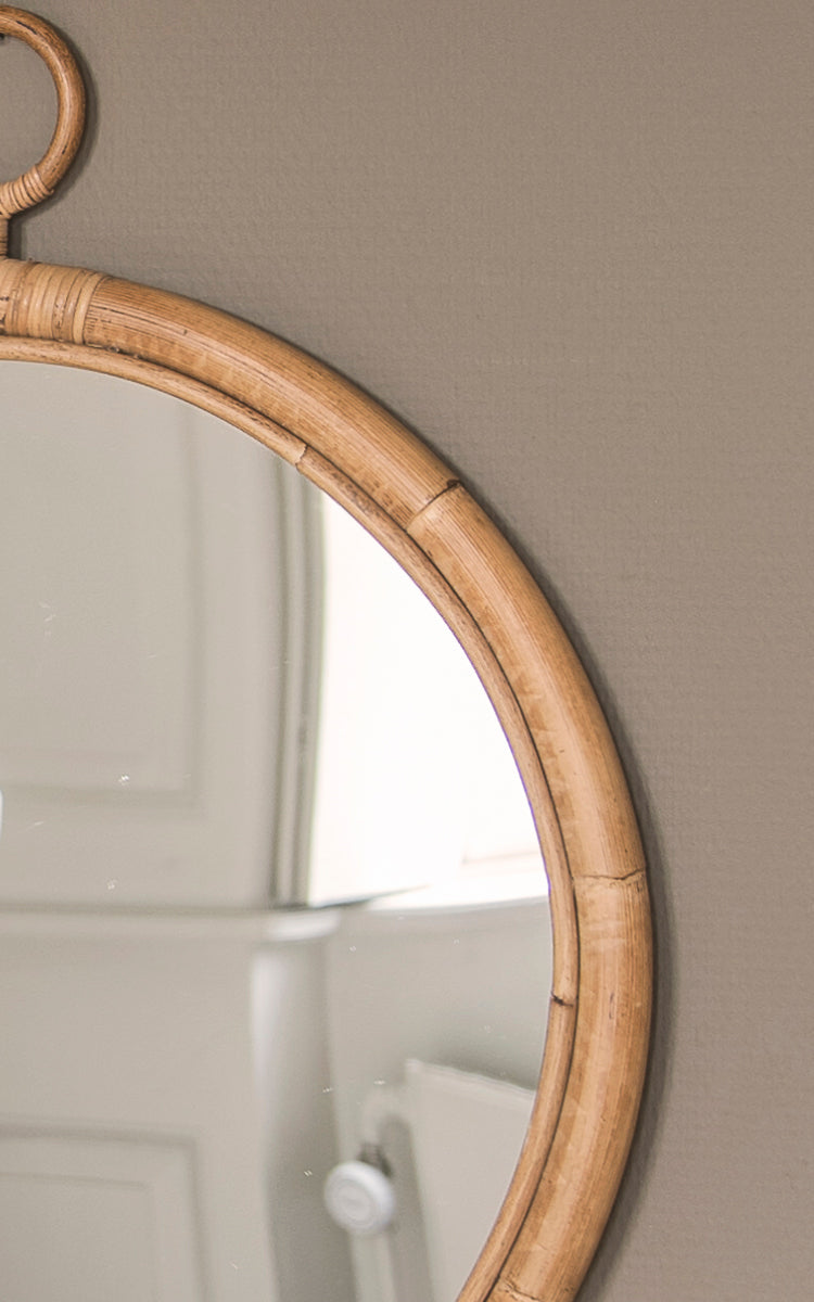 Dette er et nærbillede af Ella Spejl Ø45cm i natural skin on rattan.
