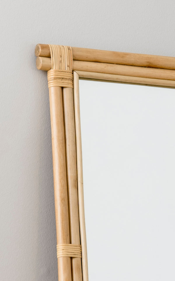 Dette er et nærbillede af Rasmus Mirror 172 cm i natural rattan. Detalje af den naturlige rattanstangramme og omviklede hjørnesamlinger.