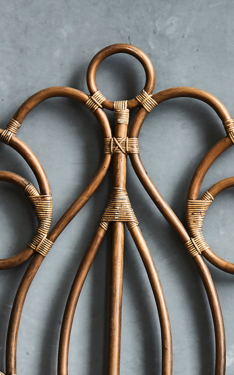 Dette er et nærbillede af Natalia Sengegavl i antique rattan.