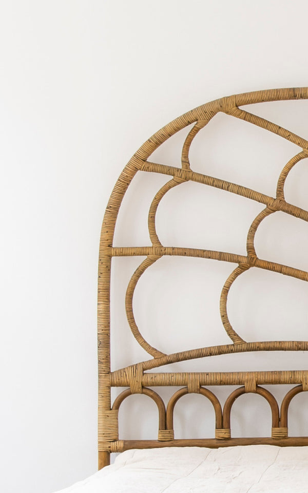 Dette er et nærbillede af Celia Sengegavl i antique rattan.