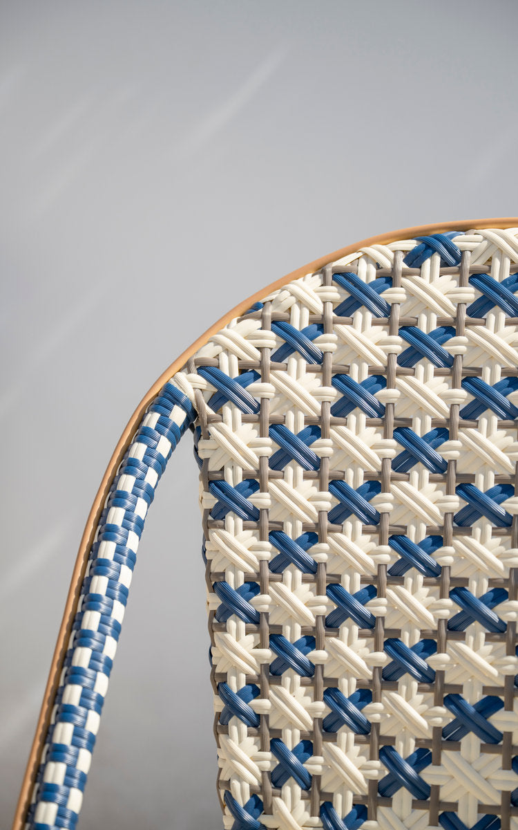 Dette er et nærbillede af Sofie Udendørs spisebordsstol i almond aluminium frame starweave ivory navy blue cappuccino artfibre. Flettet ryglæn.