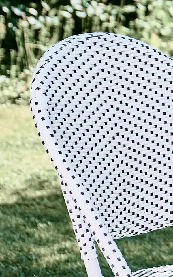 Dette er et nærbillede af Sofie Udendørs spisebordsstol i white aluminium frame white w cappuccino dot artfibre.