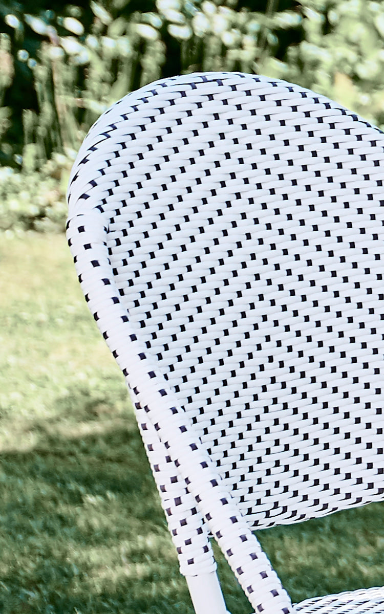 Dette er et nærbillede af Sofie Udendørs spisebordsstol i white aluminium frame white w cappuccino dot artfibre.