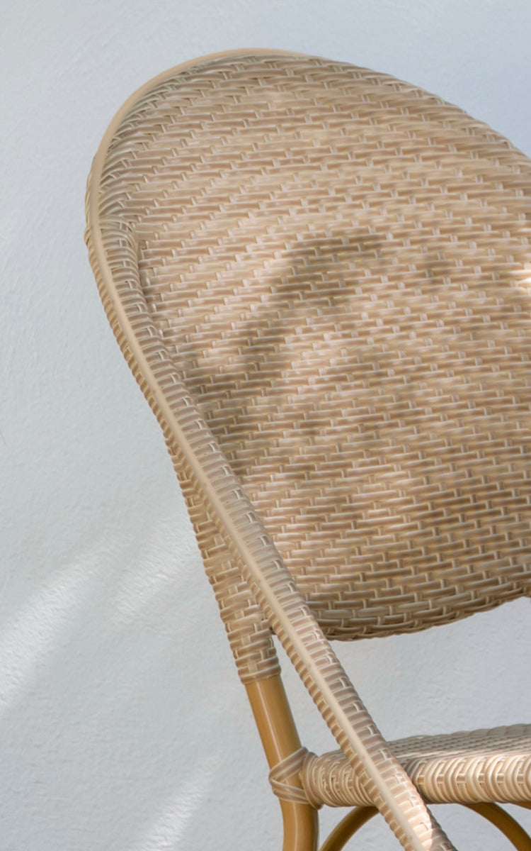 Dette er et nærbillede af Sofie Exterior Dining Chair i almond aluminium frame natural ArtFibre. Detalje af det flettede ArtFibre-sæde.