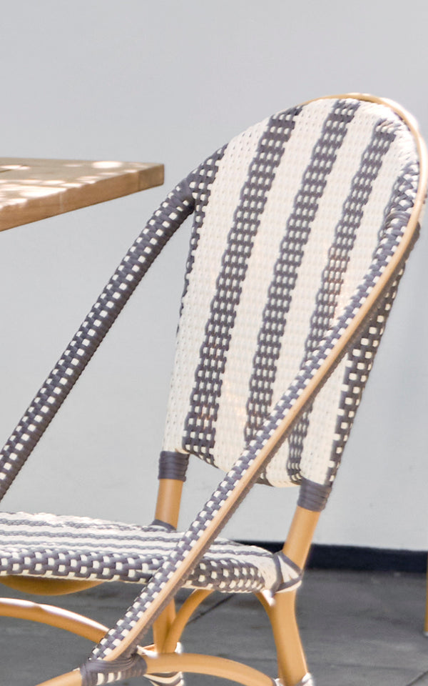Dette er et nærbillede af Sofie Udendørs spisebordsstol i almond aluminium frame striped cappuccino ivory artfibre.