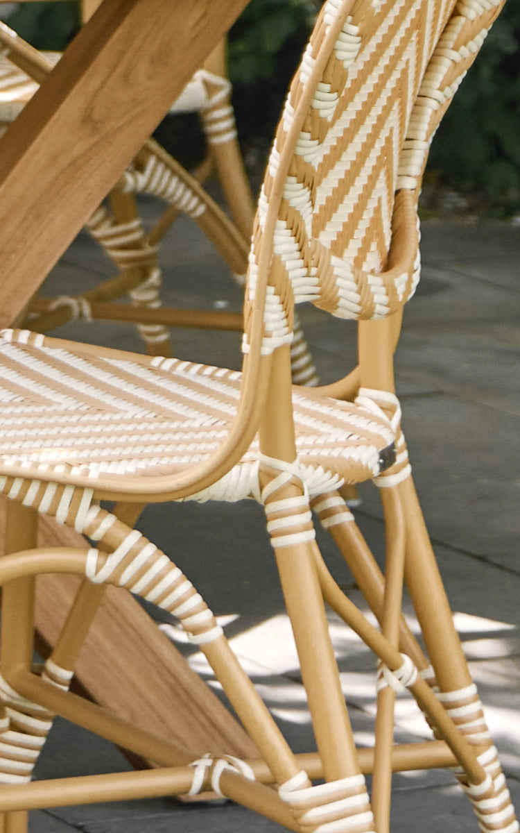 Dette er et nærbillede af Isabell i almond aluminium frame Chevron Honey Ivory ArtFibre.