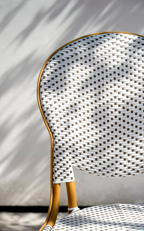 Dette er et nærbillede af Isabell Udendørs spisebordsstol i almond aluminium frame white w cappuccino dot artfibre. Ovalt flettet ryglæn i sollys.