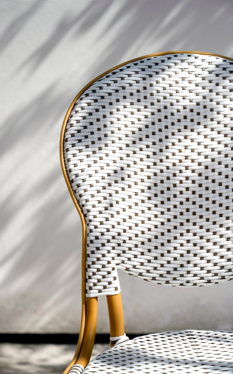 Dette er et nærbillede af Isabell Udendørs spisebordsstol i almond aluminium frame white w cappuccino dot artfibre. Ovalt flettet ryglæn i sollys.