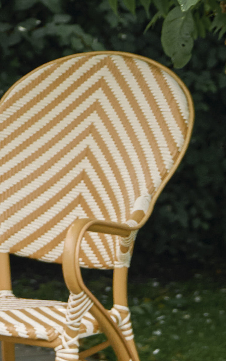 Dette er et nærbillede af Isabell i almond aluminium frame Chevron Honey Ivory ArtFibre.