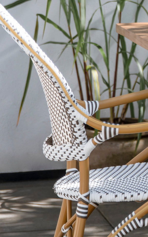 Dette er et nærbillede af Isabell i almond aluminium frame White w cappuccino dot ArtFibre.