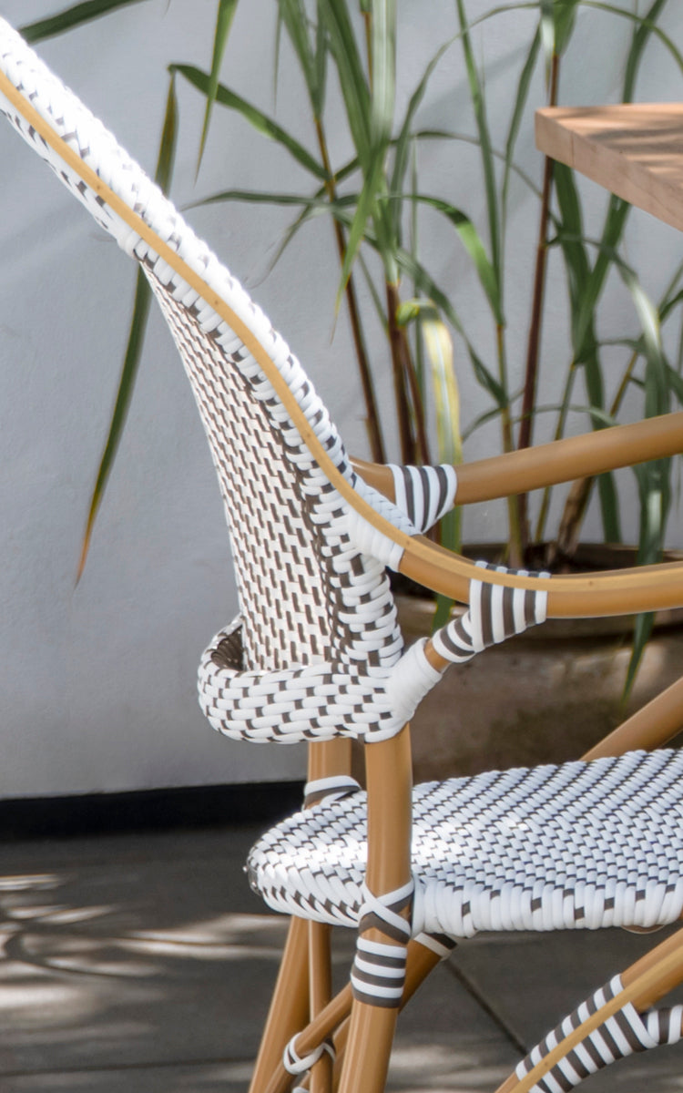 Dette er et nærbillede af Isabell i almond aluminium frame White w cappuccino dot ArtFibre.