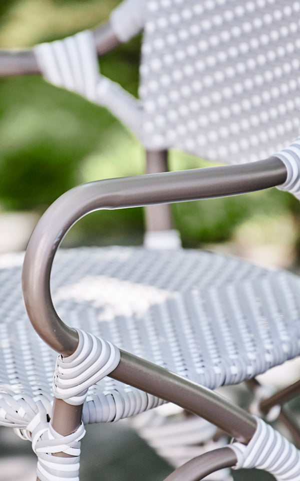 Dette er et nærbillede af Isabell i taupe aluminium frame Grey w white dot ArtFibre.