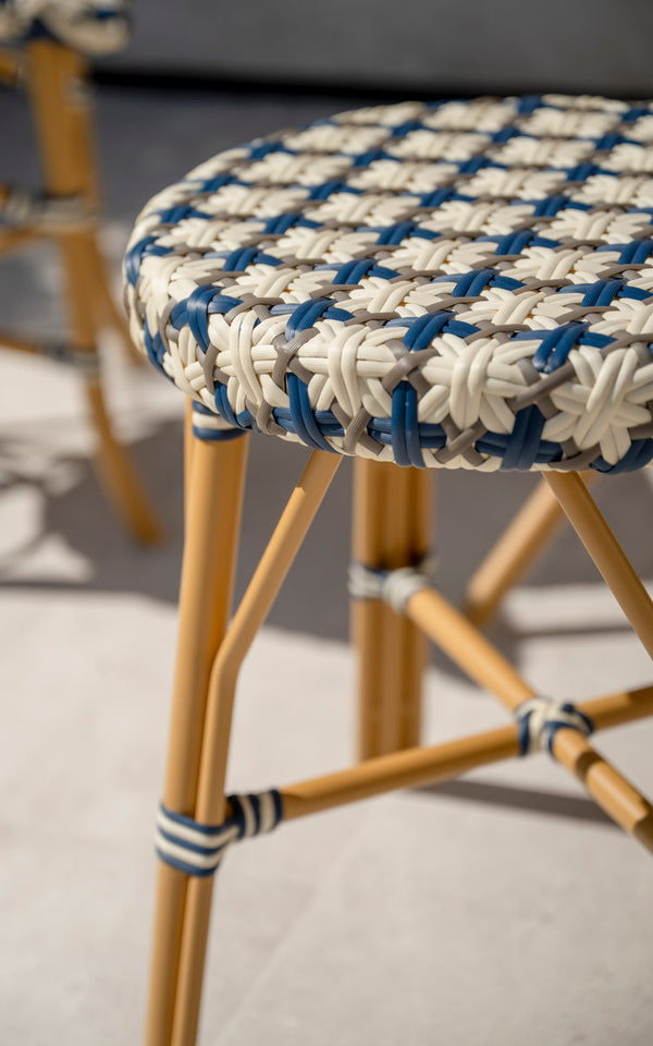 Dette er et nærbillede af Simone Udendørs skammel i almond aluminium frame starweave ivory navy blue cappuccino artfibre. Flettet sæde.