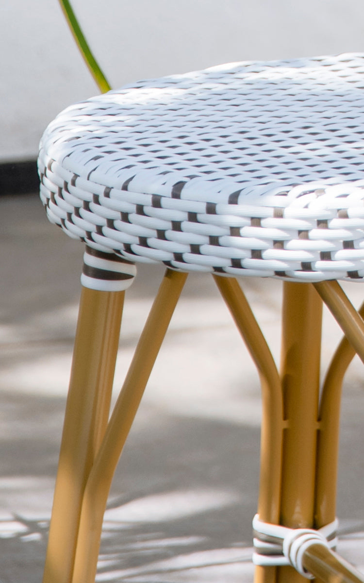 Dette er et nærbillede af Simone Udendørs skammel i almond aluminium frame white w cappuccino dot artfibre.