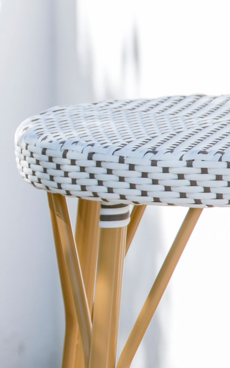Dette er et nærbillede af Simone Udendørs skammel i almond aluminium frame white w cappuccino dot artfibre.