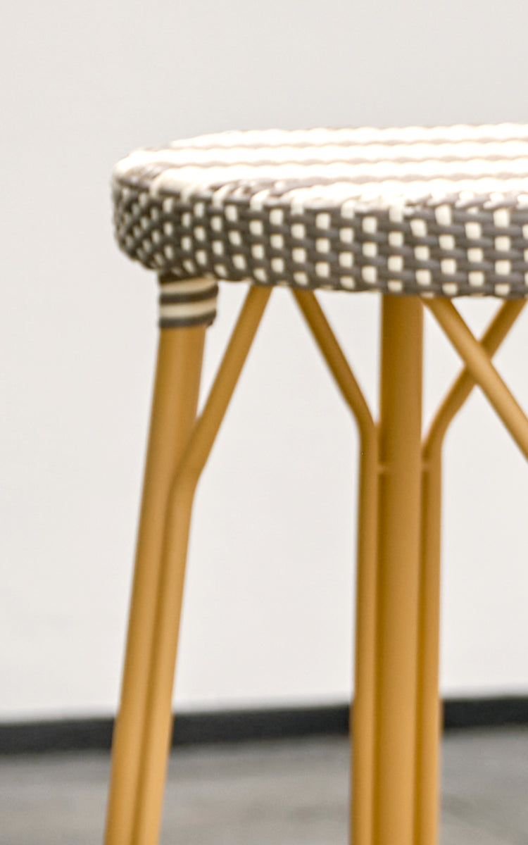 Dette er et nærbillede af Simone Udendørs barstol i almond aluminium frame striped cappuccino ivory artfibre.