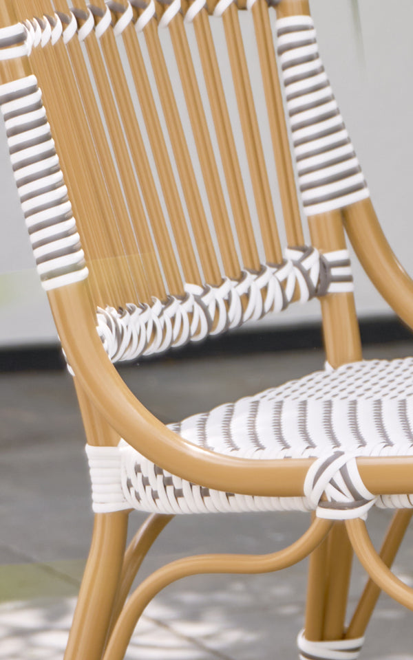 Dette er et nærbillede af Monique Exterior Dining Chair i white w cappuccino dot ArtFibre. Detalje af det stribede flettemønster.