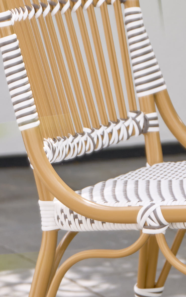 Dette er et nærbillede af Monique Exterior Dining Chair i white w cappuccino dot ArtFibre. Detalje af det stribede flettemønster.