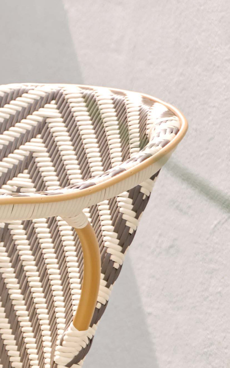 Dette er et nærbillede af Madeleine Udendørs spisebordsstol i almond aluminum frame chevron cappuccino ivory ArtFibre. Chevron-fletdetalje.