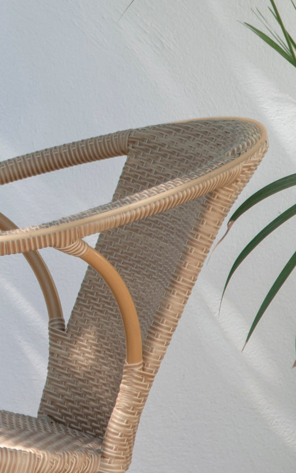 Dette er et nærbillede af Madeleine Udendørs spisebordsstol i almond aluminium frame natural ArtFibre. Fin krydsfletningstekstur og buet ramme.