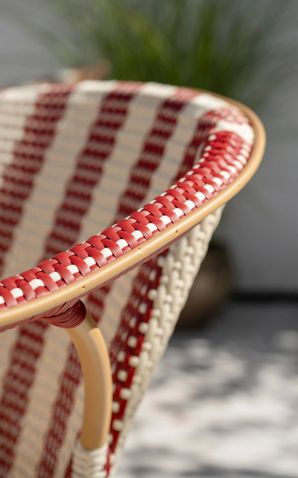 Dette er et nærbillede af Madeleine Udendørs spisebordsstol i almond aluminum frame striped ivory burgundy. Stribet flet, bordeaux kant.
