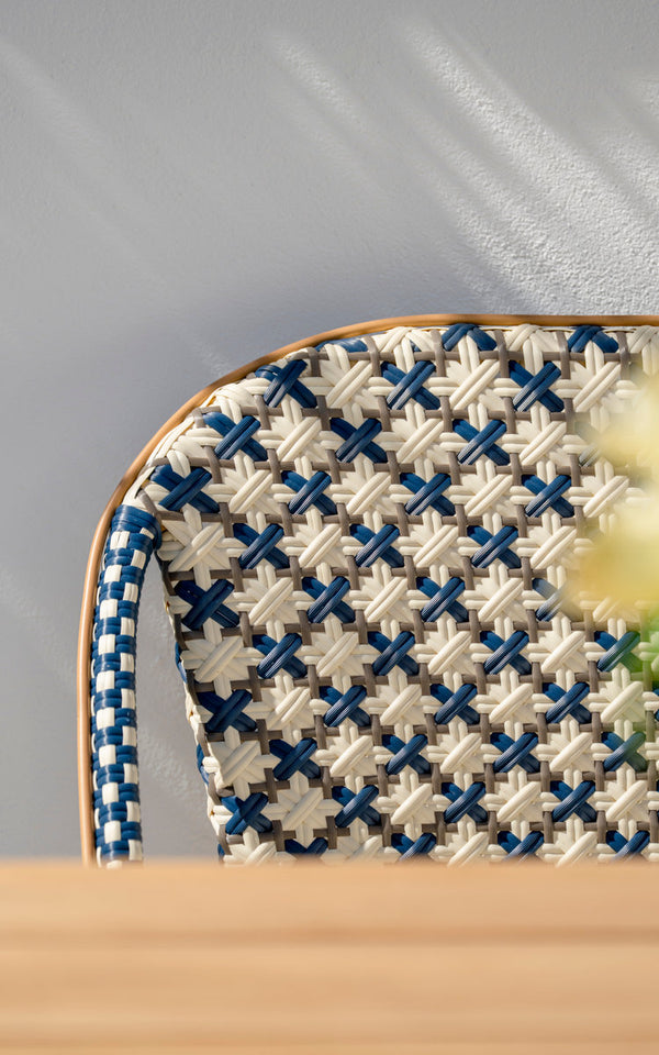 Dette er et nærbillede af Sofie Udendørs 3-personers bænk i almond aluminium frame starweave ivory navy blue cappuccino artfibre. Flettet ryglæn.