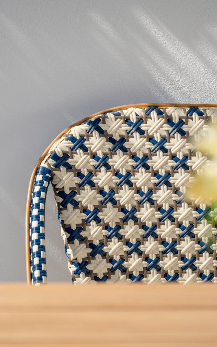 Dette er et nærbillede af Sofie Udendørs 3-personers bænk i almond aluminium frame starweave ivory navy blue cappuccino artfibre. Flettet ryglæn.