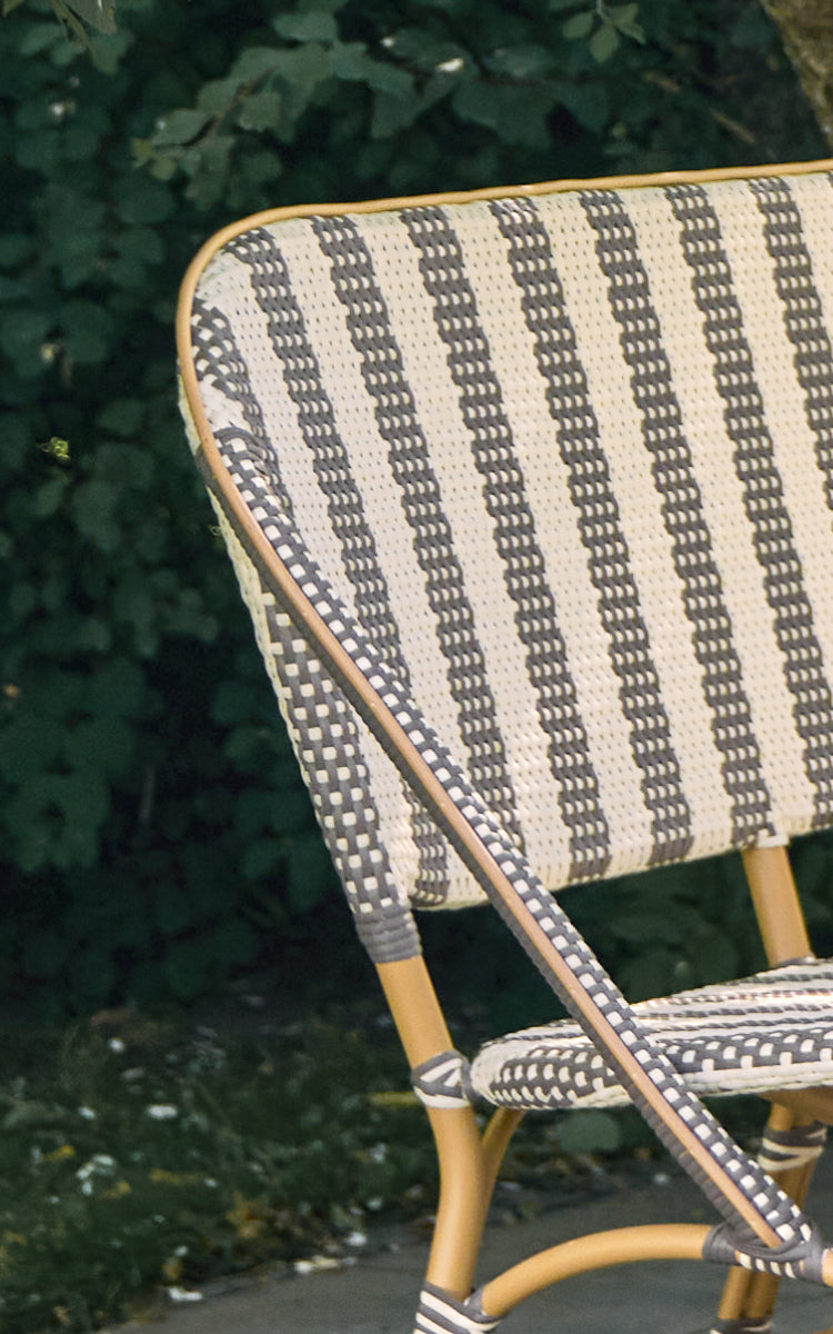 Dette er et nærbillede af Sofie Udendørs 3-personers bænk i almond aluminium frame striped cappuccino ivory artfibre.