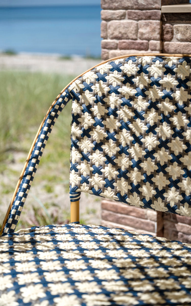 Dette er et nærbillede af Sofie Udendørs 6-personers bænk i almond aluminium frame starweave ivory navy blue cappuccino artfibre. Flet-detalje.