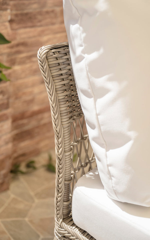 Dette er et nærbillede af Mona Udendørs modulsofa-Corner Module i antique grey artfibre aluminium. Flettet armlæn med hvid pude.