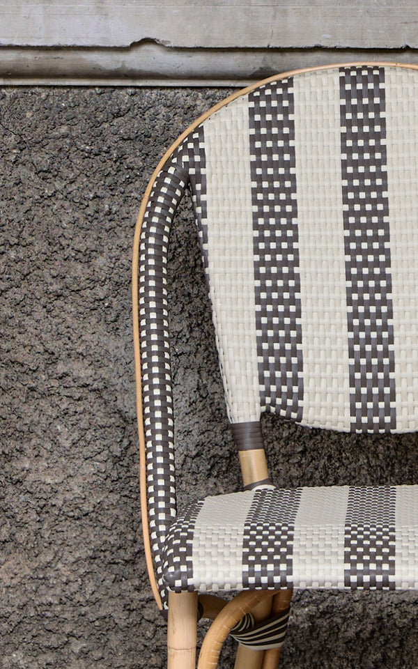 Dette er et nærbillede af Sofie Spisebordsstol i striped cappuccino ivory artfibre skin on rattan frame.