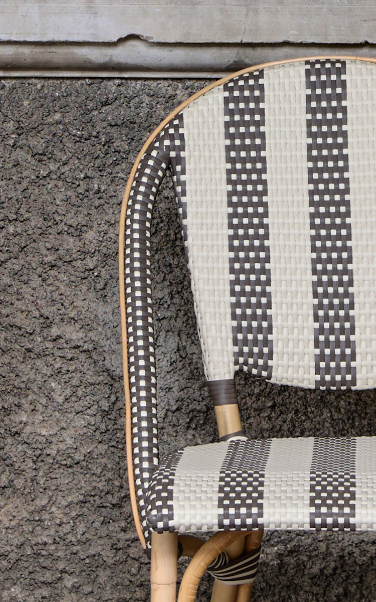 Dette er et nærbillede af Sofie Spisebordsstol i striped cappuccino ivory artfibre skin on rattan frame.