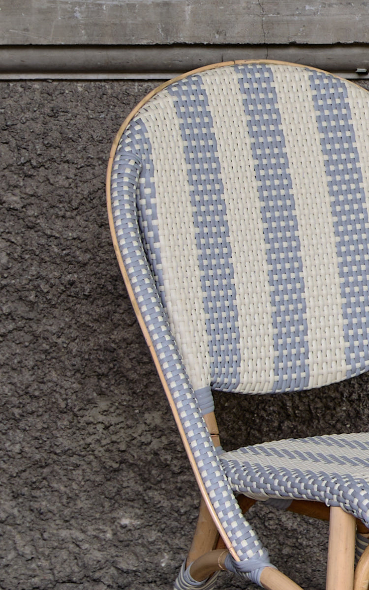 Dette er et nærbillede af Sofie Spisebordsstol i striped grey ivory artfibre skin on rattan frame.