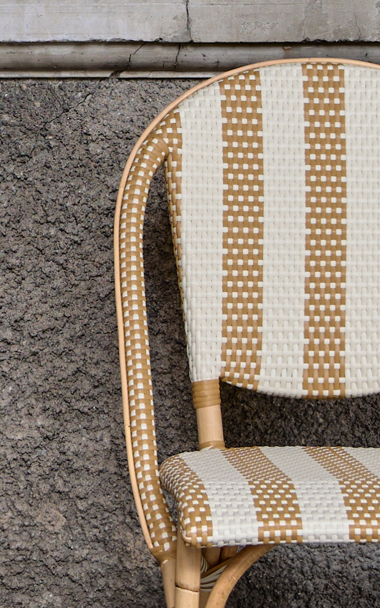 Dette er et nærbillede af Sofie Spisebordsstol i striped honey ivory artfibre skin on rattan frame.