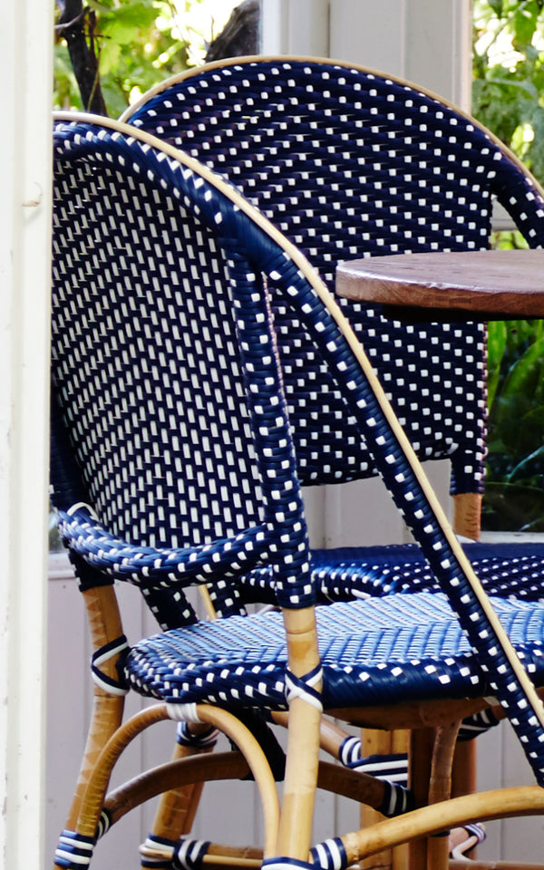 Dette er et nærbillede af Sofie Spisebordsstol i navy blue w white dot artfibre skin on rattan frame.