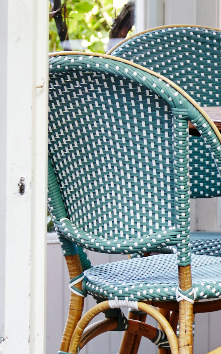 Dette er et nærbillede af Sofie Spisebordsstol i salvie green w white dot artfibre skin on rattan frame.