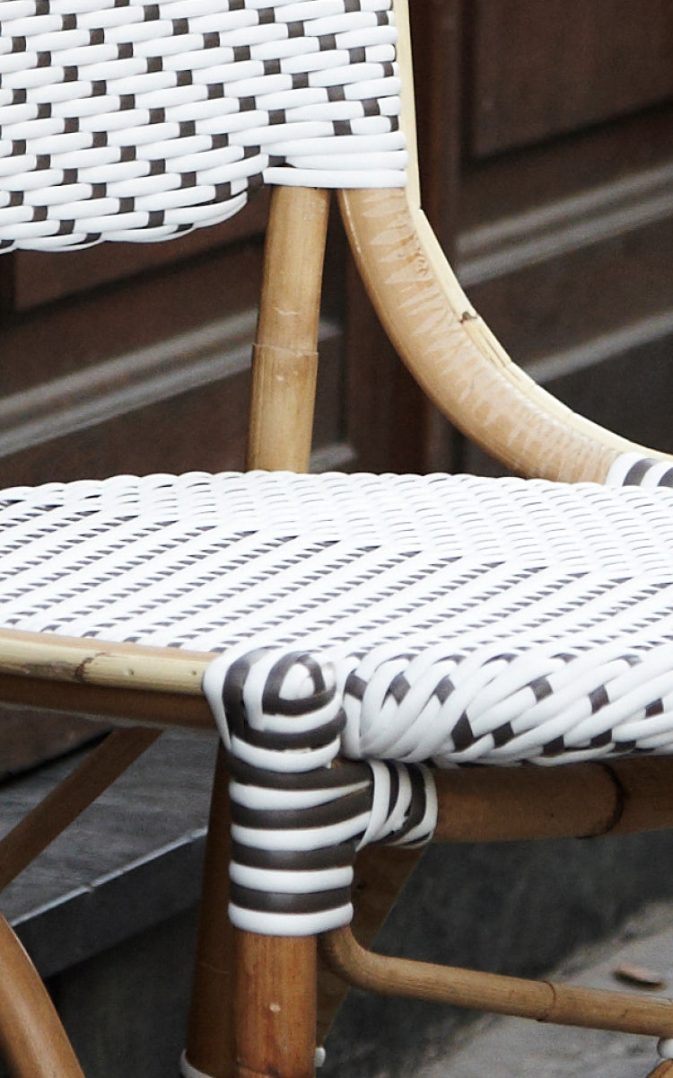 Dette er et nærbillede af Isabell i white w cappuccino dot ArtFibre Skin on Rattan frame.