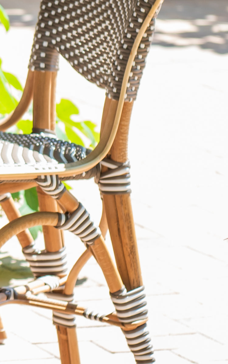 Dette er et nærbillede af Isabell i cappuccino w white dot ArtFibre skin on rattan frame.