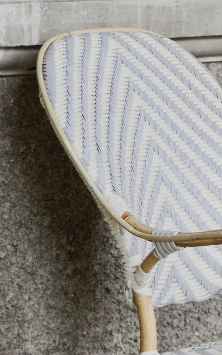 Dette er et nærbillede af Isabell Spisestuelænestol i chevron Grey Ivory ArtFibre Skin on Rattan frame.