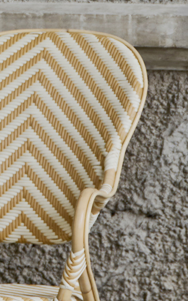 Dette er et nærbillede af Isabell Spisestuelænestol i chevron Honey Ivory ArtFibre Skin on Rattan frame.