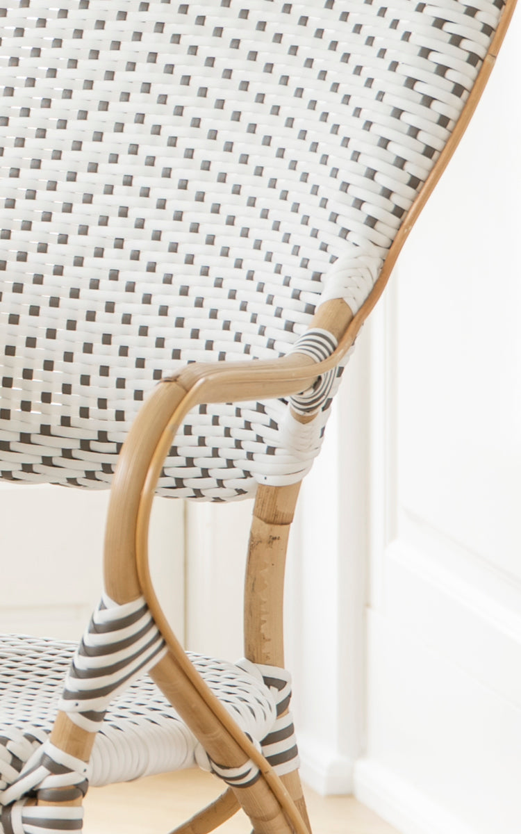Dette er et nærbillede af Isabell Spisestuelænestol i white w cappuccino dot ArtFibre Skin on Rattan frame.
