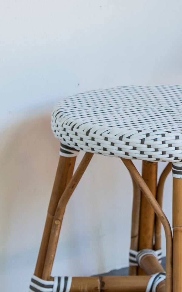 Dette er et nærbillede af Simone Skammel i white w cappuccino dot ArtFibre Skin on Rattan frame. Detalje af det prikkede flet og stribede bindinger.