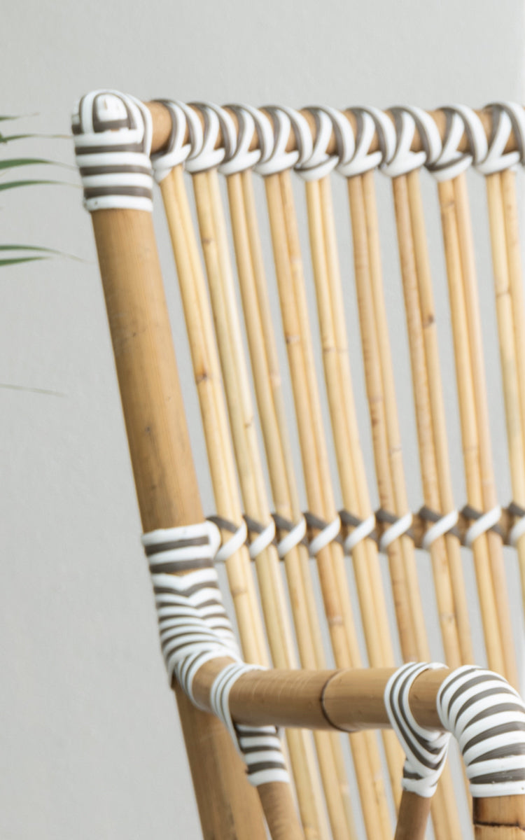 Dette er et nærbillede af Monique Spisestuelænestol i white w cappuccino dot artfibre skin on rattan frame.