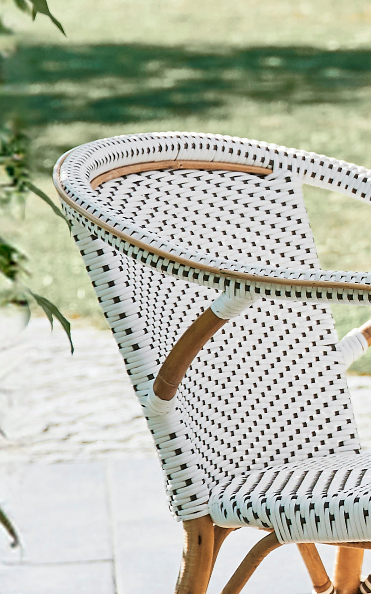 Dette er et nærbillede af Madeleine Spisebordsstol i white w cappuccino dot ArtFibre skin on rattan frame. Fin prikkefletmønster detalje.