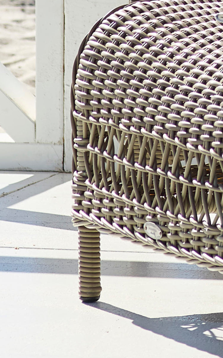 Dette er et nærbillede af Dawn Fodskammel i antique Grey ArtFibre Aluminium.